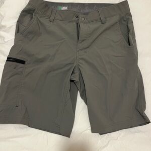 Stio Men's Cargo Shorts in Green